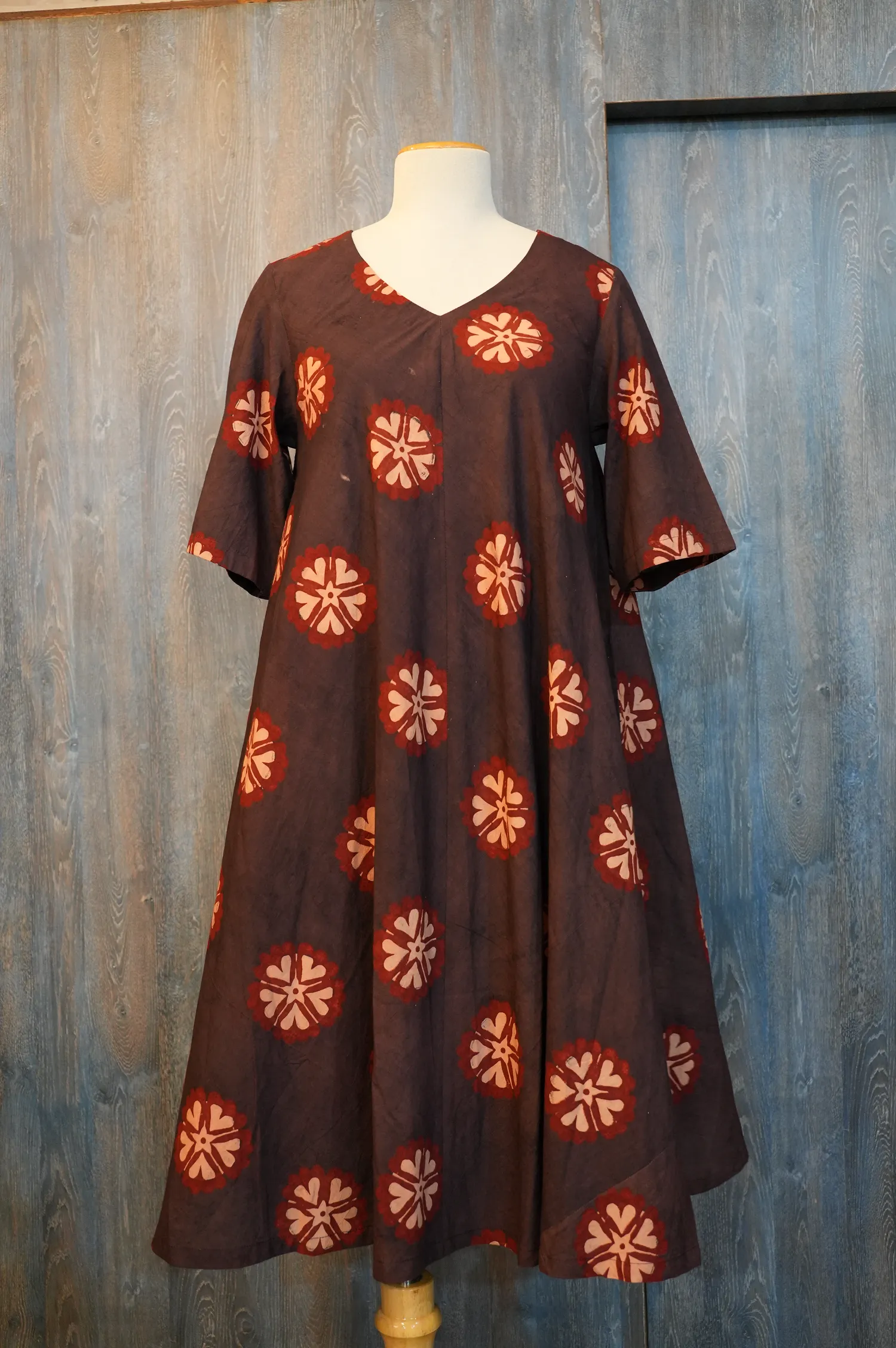 Straight-fit handwoven cotton blue and white checkered dress (3)